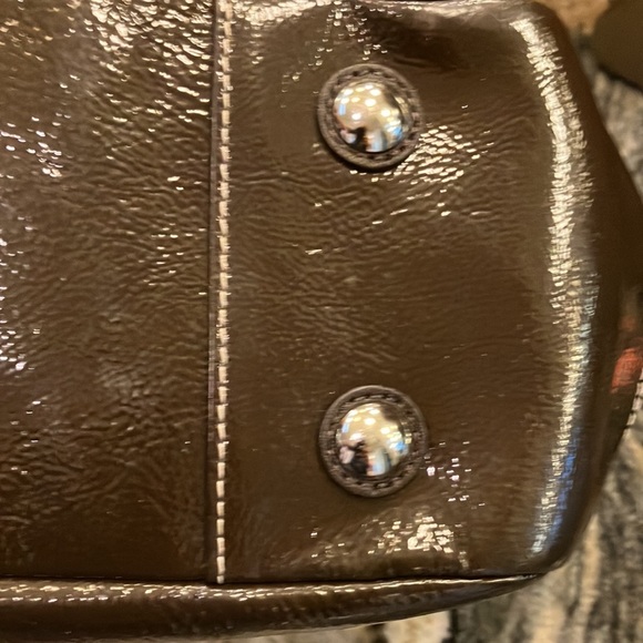 Coach Dark chocolate patent leather shoulder bag. Z25842 - Picture 9 of 13